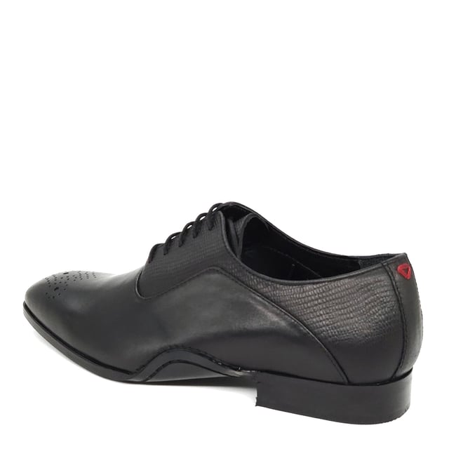 Meet Hillingdon, a traditional Oxford shoe with a twist, featuring a simple leather lace up design complete with an on-trend textured leather finish and brogue detailing on the toe.