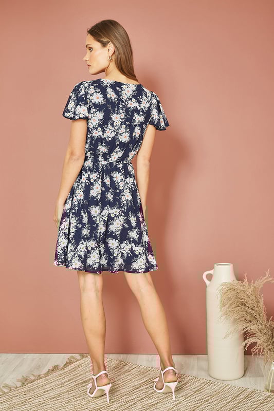 The floral print trend is not going away any time soon and this cute skater dress is the perfect host for this spring essential! The fluttery sleeves, ruched waistline and fit and flare style is perfect for day time dressing. The V neckline with wrap over detail is super flattering. Add tights and boots for cooler days or style with trainers and a blazer once the sun comes out!