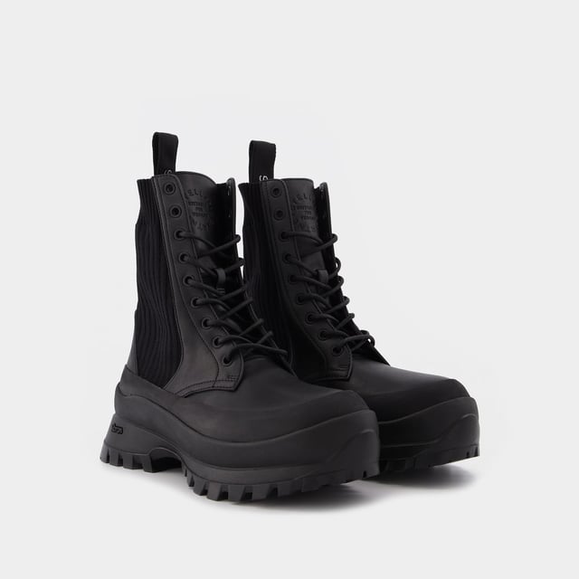 Estos botines negros de piel son elegantes y cómodos. Nos encanta su look andrógino, que puede combinarse con pantalones de pinzas y un jersey de punto por cable. Altura de la plataforma: 5 cm. Colores: Negro. Material principal: piel sintética. Material de la suela: caucho. Material del forro: sintético. Cierre: cremallera lateral. Forma de la punta: cuadrada. Ajuste: fiel a la talla - Tallaje: europeo.