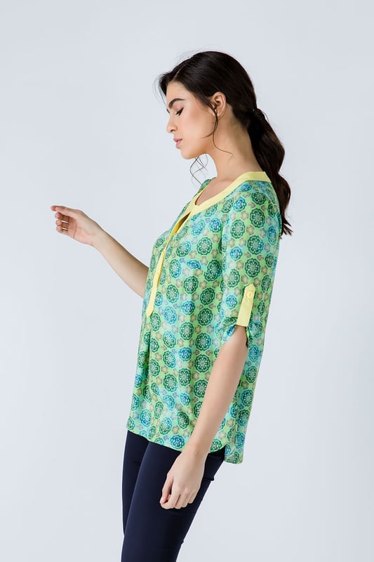 Print top in woven poplin fabric, 100% viscose. ? length sleeves. Round neckline with V opening underneath with a placket with 3 yellow plastic buttons. Yellow  georgette trim at the neckline and placket. Yellow woven georgette tab and yellow button on the sleeves for rolling up.  Rounded uneven hemline which is 6cm longer in the back. Slits at the sides. Our model is 172cm and is wearing size 36/S. Measurements for size 36 (in cm): Shoulder -39; Chest-48; Waist-50; Bottom-58; Sleeve length-35; Body length-67. Loose fit. 100%VISCOSE