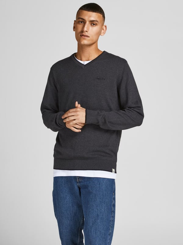 De JACK & JONES trui voor heren is zeer comfortabel en past perfect. Zacht, ademend katoen en een nauwkeurige afwerking kenmerken de mode van het merk JACK & JONES. JACK & JONES is een trots lid van het Better Cotton Initiative. Door katoenproducten van JACK & JONES te kopen, steun je een duurzamere katoenteelt.
