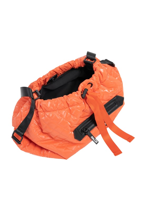 Met de myMo ATHLSR sporttas wordt naar de sportschool gaan iets relaxter. Het zachte, glanzende materiaal met fijne ruitstiksels getuigt van veel trendbewustzijn en biedt voldoende ruimte voor yogabroeken, shirts etc. De grote ritssluiting aan de voorzijde is ideaal voor snelle bediening, de zachte binnenvoering wordt veilig beschermd met een magneetsluiting en trekkoord. Een logoplaat en een rubberen hanger met logorits maken het casual ontwerp compleet. Met zijn perfecte formaat is deze tas een geweldige metgezel, zowel tijdens het sporten als op reis. Afmetingen: 45 cm x 27 cm x 20 cm (BxHxD)  Sporttas