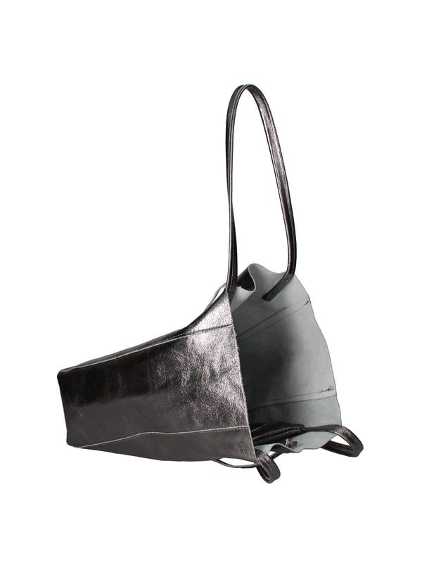 Bolso shopper para mujer. El cierre es con cordón de piel. Los bolsillos internos son uno con cremallera. Los bolsillos externos están ausentes. Falta la correa para el hombro. El mango es de piel. Hay un compartimento interno. El material exterior es piel auténtica laminada. Internamente está forrado en tejido 70% algodón - 30% poliéster. Medidas: 40x36x11 cm. Hecho en Italia