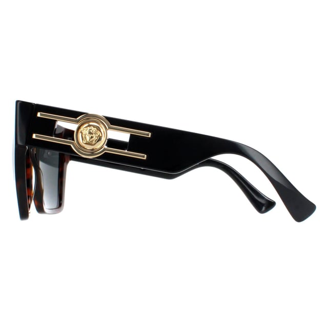Las gafas de sol Versace VE4458 542987 dark havana dark grey son una montura elegante adornada con el icÃ³nico medallÃ³n de Medusa, que desprende opulencia y lujo a cada paso. Con una magnÃ­fica protecciÃ³n UV y una claridad excepcional, estas gafas de sol redefinen tanto la moda como la funcionalidad. Ya sea en las bulliciosas calles de la ciudad o tomando el sol, combinan a la perfecciÃ³n estilo y funcionalidad. VersÃ¡tiles y eternamente elegantes, estas gafas complementan cualquier atuendo, infundiendo a tu look un toque de glamour y refinamiento.