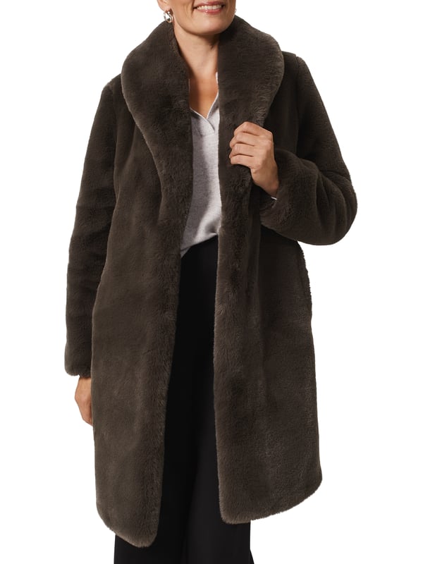 Wrap yourself in luxury with the Gabby Faux Fur Coat, featuring a sleek design that combines comfort and elegance for your casual outings and special events alike.