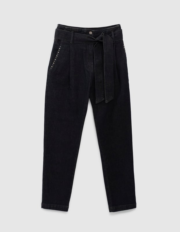 High waist paperbag jeans with removable belt. Two side patch pockets with rhinestone details. Button and zip fastening.