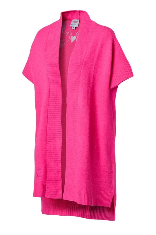 Der Burnaby-Cardigan in einem auffälligen Rosaton ist perfekt für einen eleganten und bequemen Look. Dieser Cardigan verfügt über eine einzigartige Stickerei, die eine persönliche Geschichte erzählt, inspiriert von Carolines Tattoo. Die Tauben symbolisieren ewige Liebe. Der Cardigan hat einen weichen Schalkragen aus Rippstoff, breite Rippbündchen und kurze Ärmel. Die gerade Passform, die bis zum Knie reicht, bietet sowohl Stil als auch Komfort. Dieser übergroße Cardigan besteht aus einer Mischung aus 30 % Polyester, 27 % Nylon, 25 % Acryl, 15 % Wolle und 3 % Elastan und ist leicht, weich und atmungsaktiv, sodass er für jede Jahreszeit geeignet ist. Die leuchtend rosa Farbe der Strickjacke erleichtert die Kombination mit anderen Kleidungsstücken. Für einen femininen Look können Sie die Strickjacke mit der weißen Winslow-Bluse tragen. Der Burnaby-Cardigan mit kurzen Ärmeln und offenem Tragestil lässt sich ideal über dem Brampton-Pullover für einen winterlichen Look tragen. Entdecken Sie die Vielseitigkeit und den stilvollen Charakter dieser Kombinationen.