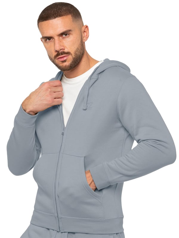 Wir präsentieren den Enzo Herren Kapuzenpullover mit Reißverschluss, eine vielseitige Ergänzung Ihrer Garderobe. Mit Blick auf Komfort und Stil gefertigt, verfügt dieser Hoodie über Bündchen an den Handgelenken und eine verstellbare Kapuze mit Kordelzug für eine individuelle Passform. Mit praktischen Seitentaschen bietet er sowohl Funktionalität als auch Mode. Abgerundet mit einem Enzo-Druck, verbindet dieser Hoodie nahtlos Praktikabilität mit modernem Design.