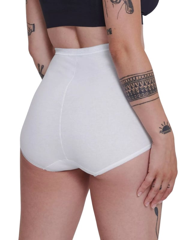 Maxi Slip für Frauen im praktischen 4er Pack von der Marke Sloggi. Einfarbige Shorts mit kleiner Spitze am Bund und Beinabschluss. Hoher Tragekomfort und perfekte Passform.
