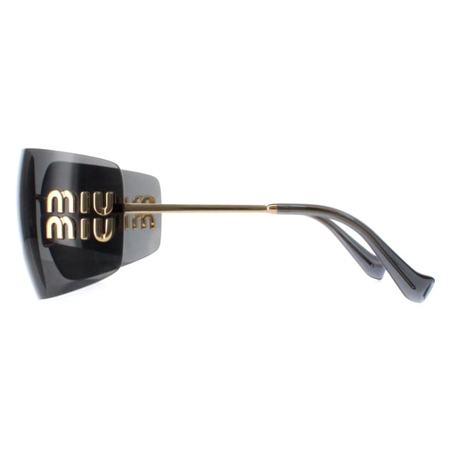 Las gafas de sol Miu Miu MU54YS 5AK5S0 en gris oscuro dorado presentan una montura atrevida y sin montura que irradia confianza y sofisticaciÃ³n, fabricada en metal de alta calidad para ofrecer una sensaciÃ³n de lujo. Las lentes proporcionan una protecciÃ³n UV superior al tiempo que aÃ±aden un toque de glamour, perfecto para cualquier persona a la moda. Con detalles distintivos y el icÃ³nico logotipo de Miu Miu sutilmente grabado en las patillas, las gafas de sol MU54YS son un accesorio imprescindible para quienes se atreven a marcar tendencia. Sea el centro de atenciÃ³n y deje que su estilo brille con Miu Miu.