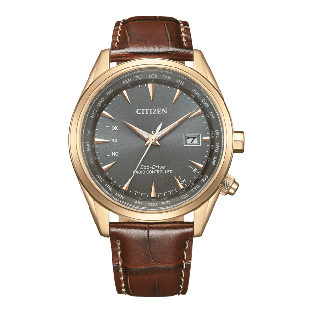 Diese Citizen Analoguhr für Männer ist das perfekte Zeitmessgerät zum Tragen oder Verschenken. Das goldene 42 mm runde Gehäuse kombiniert mit dem bequemen braunen Lederarmband sorgt dafür, dass Sie dieses atemberaubende Zeitmessgerät ohne Kompromisse genießen können. Angetrieben von einem hochwertigen Eco-Drive-Uhrwerk und wasserdicht bis 10 bar, wird Ihre Uhr weiterhin ticken. ECO-DRIVE - Eco-Drive ist eine 40-jährige Kerntechnologie von CITIZEN, die auch bei schwachem Licht Energie erzeugt und es Uhren ermöglicht, über sechs Monate hinweg im Dunkeln zu laufen. Diese Analoguhr verfügt über eine Kalenderfunktion: Datum, solarbetrieben, funkferngesteuert, leuchtende Zeiger und Weltzeit. Hochwertiges 21 cm langes und 21 mm breites braunes Lederarmband mit einer Faltschließe. Gehäusedurchmesser: 42 mm, Gehäusehöhe: 10 mm, Gehäusefarbe: Gold und Zifferblattfarbe: Grau.
