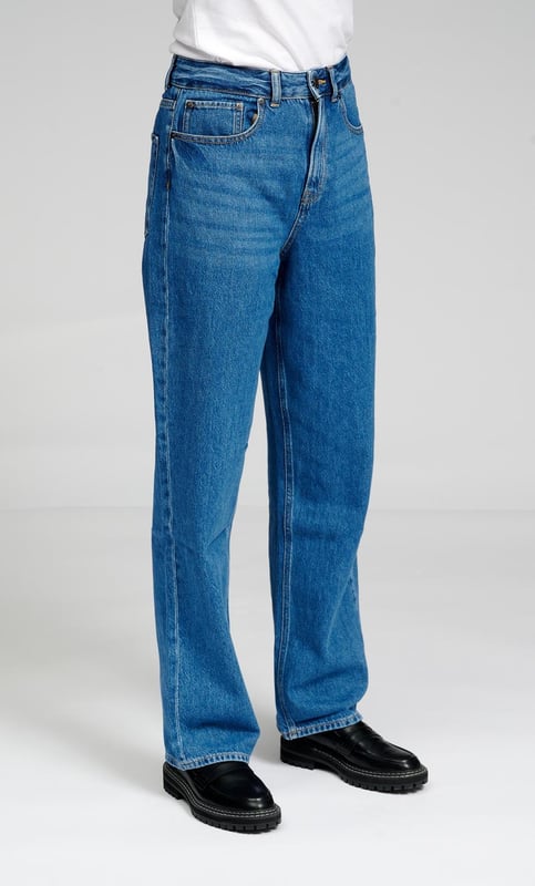 Raka jeans från TeeShoppen
Jeans från TeeShoppen är smarta, bekväma och snygga, vilket gör dem till ett perfekt val för alla outfits året runt. Bra och bekväma jeans kan komplettera varje look. Här kan du se jeans i färgen blå.

 Vilken storlek har jeansen?  
Jeans finns i 24 olika storlekar. Se och välj din storlek under "storlek". Storlekarna är anpassade för kvinnor.

 Om TeeShoppen
På TeeShoppen tror vi inte alltid att pris och kvalitet går hand i hand, och vi vill bevisa det. Vårt sortiment består av olika coola basplagg som kan passa in i vilken garderob som helst. Och det är inte tråkigt bara för att det är basic. Vårt klädutbud är utformat för att vara lätt att styla och tillverkat av de bästa materialen. Detta säkerställer att du har bekväma kläder som kan användas för alla tillfällen. Vill du ha en tidlös leverantör av mode för både män och kvinnor? Då har du kommit till rätt ställe. På TeeShoppen betalar du inte för dyra varumärken och kostnader, bara för kvalitet och service, vilket är viktigt för oss. Vi utökar ständigt vårt sortiment, så att du alltid kan köpa det senaste modet från oss.