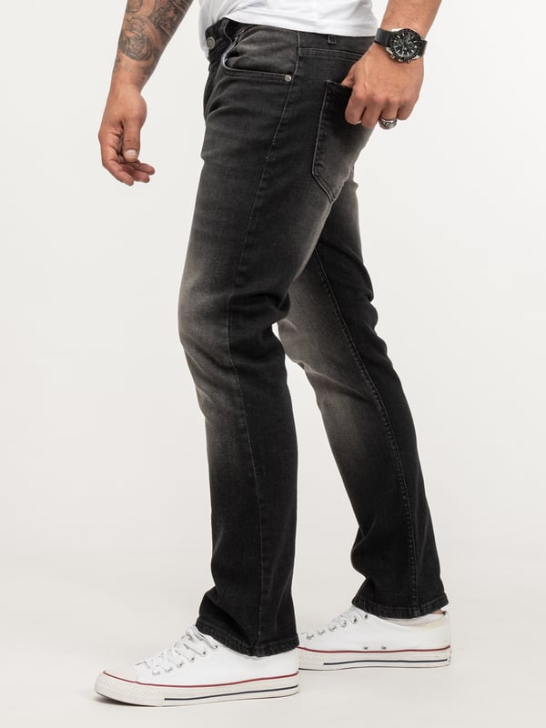 Lorenzo Loren Herren Jeans LL-4005 Stilvolles Design für jeden Anlass Die Lorenzo Loren Herren Jeans LL-4005 in klassischem Schwarz sind der Inbegriff zeitloser Eleganz. Das edle Stone Washed Finish verleiht den Jeans eine raffinierte Note, die sowohl im Büro als auch in der Freizeit perfekt zur Geltung kommt. Mit ihrem modernen Five Pocket Style bietet diese Hose nicht nur Stil, sondern auch praktische Funktionalität.  Bequem und Flexibel durch Stretch-Denim Gefertigt aus hochwertigem Stretch-Denim, passen sich die LL-4005 Jeans jeder Bewegung an und bieten höchsten Tragekomfort. Der mittlere Bund und der Knopfverschluss sorgen für einen sicheren Halt und eine bequeme Passform. Diese Jeans sind nicht nur modisch, sondern auch extrem komfortabel und ideal für den täglichen Gebrauch.  Vielseitigkeit trifft auf Langlebigkeit Ob im Alltag oder zu besonderen Anlässen – die Lorenzo Loren Jeans LL-4005 sind vielseitig kombinierbar. Trage sie mit einem T-Shirt und Sneakern für einen lässigen Look oder kombiniere sie mit einem Hemd und eleganten Schuhen für einen gehobenen Stil. Die langlebige Verarbeitung garantiert, dass diese Jeans lange Zeit dein treuer Begleiter bleiben.