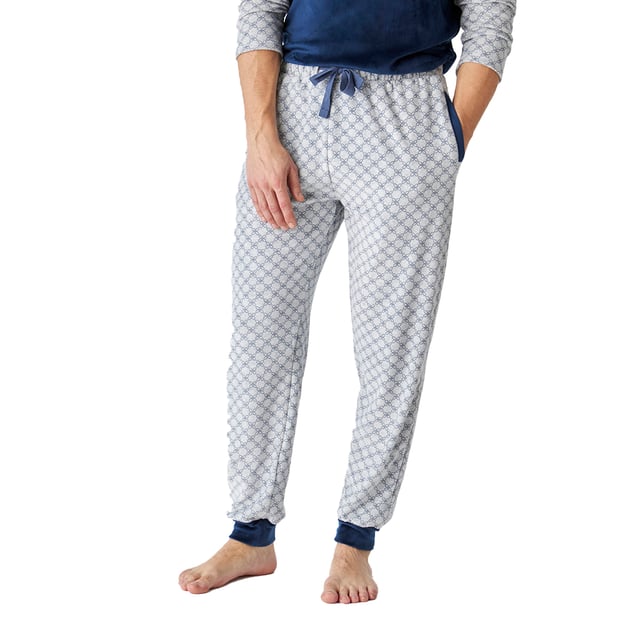 Descubre el confort y la elegancia de este pijama para caballero.

Confeccionado en suave terciopelo, este pijama es ideal para las noches frescas ofreciendo una sensación de calidez y confort excepcionales. 

El conjunto incluye una parte superior de manga larga con un elegante estampado en las mangas, junto con pantalones que presentan un estampado atractivo y cuentan con prácticos bolsillos laterales. La cintura elástica ajustable mediante cordones garantiza un ajuste perfecto y libertad de movimiento.

Las costuras vistas a tono añaden un detalle sutil pero elegante.

Disfruta de la suavidad del terciopelo y de un diseño que combina moda y funcionalidad.
 Composición: Camiseta: 95% Poliéster, 5% Elastano; Pantalón: 73% Poliéster, 27% algodón
 Cuidados:
-Lavar en un ciclo suave.
-Siempre usar agua fría o tibia. 
-No usar secadora. Es mejor secarlo al aire. 
-Si es necesario, planchar a temperaturas bajas.
-No usar blanqueadores.