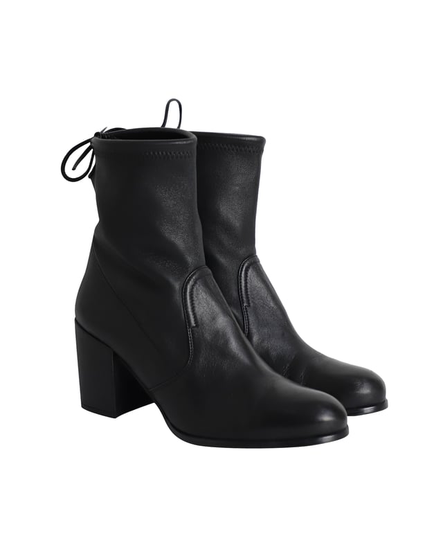 VINTAGE, RRP AS NEW
Sophisticated and sleek, the Shorty ankle boots from Stuart Weitzman will give your look instant polish. Crafted in elegant black leather with semi-pointed toes, these versatile shoes are finished with a tie back fastening to ensure a secure fit.

Stuart Weitzman Shorty Ankle Boots in Black Leather
Condition: Excellent
Sign of wear: Very light wear at the soles
Material: Leather
Color: Black
Size: EU39 / US8.5 / UK6
SKU: 266077