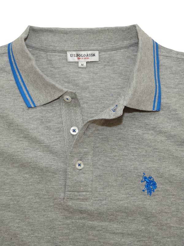 Wunderschöne Poloshirts der Marke USPA. Farblich abgesetzte Bündchen an den Ärmeln und am Kragen. Hochwertige Baumwollmischungen und Verarbeitung, ideal für Sport und Freizeit.