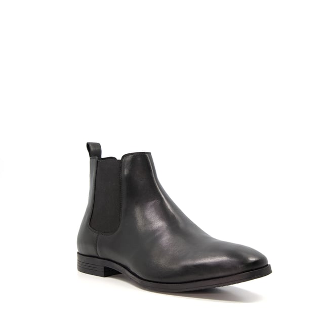 Expertly constructed from the finest leather, this timeless and traditional silhouette will provide a sartorial foundation to any wardrobe. Constructed with elastic side panels and featuring a rear pull tab Maccles fuses master craftsmanship with contemporary British styling.