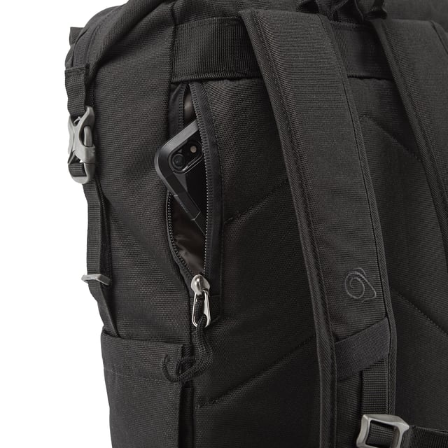 Material: Polyamid, PU, PU-beläggning, återvunnen polyester. Denier: 900D. Längd: 45 cm. Bredd: 26 cm. Djup: 13 cm. Tygteknologi: DWR-finish, EcoShield. Design: Slät. Fästanordning: Justerbart spänne. 295 gsm. Justerbar bröstrem, vadderad rygg, vadderat fack, reflekterande detaljer, rullstängning, axelrem. Fack: 1 huvudfack. Fickor: 1 sidoficka, 1 innerficka, dragkedja. Hållbarhet: Tillverkad av återvunnet material. Kapacitet: 16L. Lämplig för: Bärbar dator 13 tum, surfplatta upp till 9 tum.