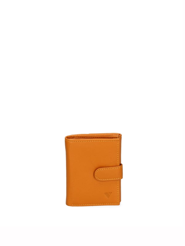 Cartera de hombre. El cierre es con botón de presión. Los bolsillos internos son tarjeteros y porta billetes. Los bolsillos exteriores son uno trasero con clip. Falta la correa para el hombro. Falta el mango. Hay un compartimento interno. El material exterior es 100% Piel Auténtica. Internamente está forrado en piel auténtica. Medidas: 8x10x2 cm. Producto de moda