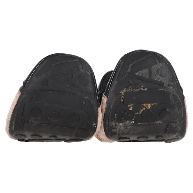 Prada Sport Lackleder Ballerinas mit Kappenförmigem Zeh in Braun Samt VINTAGE, UVP WIE NEU
Setzen Sie ein Statement in Sachen Raffinesse mit den Prada Sport Ballettflats aus Lackleder mit Kappe, die aus luxuriösem braunem Samt und einer schicken Lacklederspitze bestehen. Diese Flats vereinen mühelos Komfort und Stil und sind eine luxuriöse, aber praktische Wahl für jede modebewusste Person. Erhöhen Sie Ihre Alltagsoutfits mit der understated Eleganz dieser makellos gestalteten Ballettflats.
mit Staubbeutel
Prada Sport Ballettflats aus Lackleder mit Kappe in braunem Samt
Zustand: Sehr gut
Abnutzungsspuren: Minimale Gebrauchsspuren, leicht benutzt, aber sehr gut gepflegt. Minimale Markierung an der Sohle und Knickfalten, leichte Abnutzung an den Sohlen und Fersen.
Verpackung: Staubbeutel
Farbe: Braun | Ocker
Material: Samt
Größe: EU | 36.5 / US6.5
Maße: Innensohlenlänge: 260
SKU: NAPPUGBSH426848W