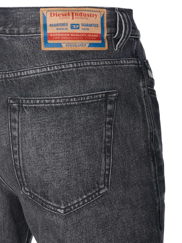80% Bomull, 20% Hampa; Diesel jeans 2020 D-VIKER - 007C4; Modell: A05156 007C4 02; Tillverkad av hög kvalitet; Mjuk bomullsblandning; Normal passform, mitt i midjan; Knäppning: knappar; Klassisk 5-fickstil; Bälteshällor; Diesel-logotypdetaljer