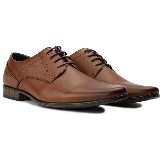 Disfrute de la sofisticación elegante con los zapatos Soletrader Hyde Derby. Estos elegantes zapatos con cordones, confeccionados exclusivamente para los gustos más exigentes, combinan la artesanía experta con el estilo moderno. La parte superior de cuero pulido garantiza una apariencia lujosa, mientras que la elegante suela proporciona una pisada firme. Ya sea que se dirija a la oficina o a una salida nocturna, cada paso de estos zapatos Soletrader hechos a mano irradia elegancia refinada.