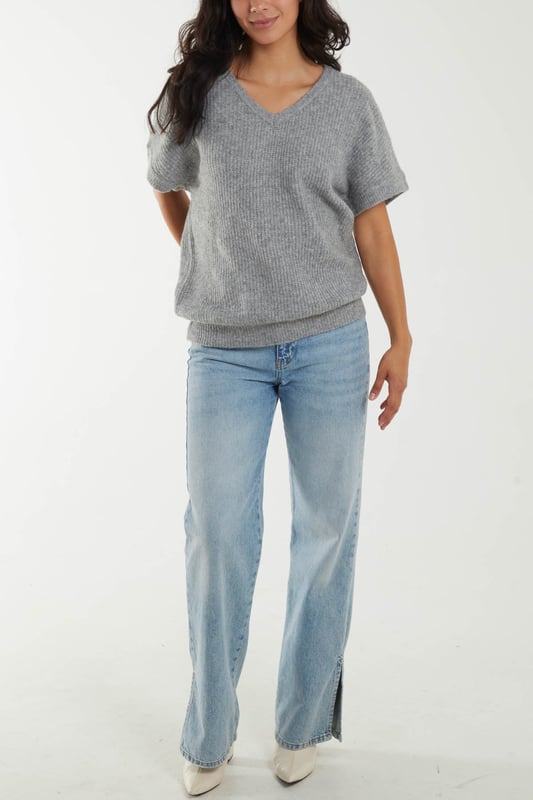 It's time to add a spin to your every day top, this knitted option is an easy wearing option for whatever you have planned! For the perfect day-to-day look team with ripped jeans and white trainers!