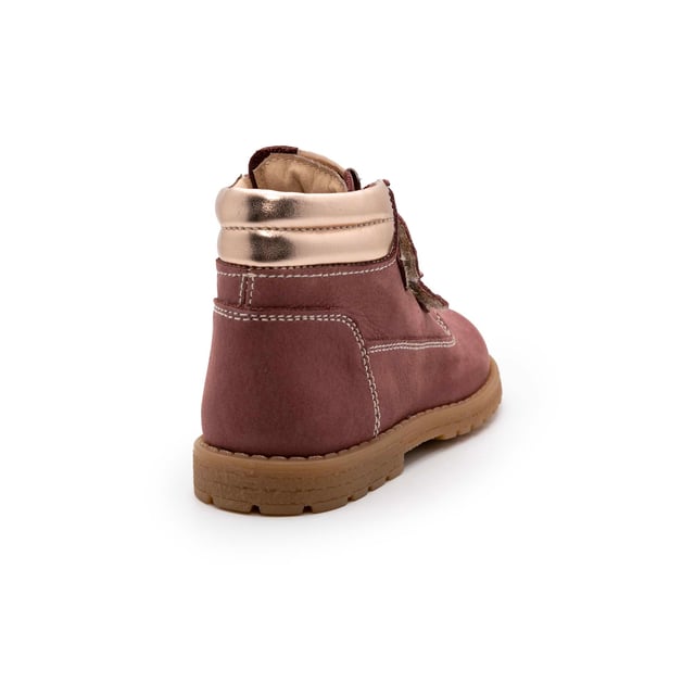 Especificaciones: Botas confeccionadas en piel con doble lágrima en el cuello y borde laminado en oro rosa en el tobillo. Interior de piel, plantilla anatómica y transpirable. Suela de goma flexible. Parte superior: Cuero Cordones: Doble lágrima Tipo de suela: Suela de goma