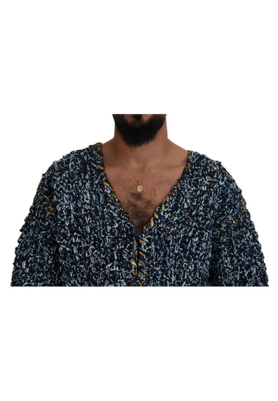 Cardigan Azul Botón Hecho A Mano Suéter  
marca DOLCE & GABBANA  
Hecho en Italia  
Color azul con logo dorado  
Diseño elegante y lujoso  
Prenda versátil para looks casuales o más arreglados  
Cómodo y de calidad  
Perfecto para combinar con jeans o pantalones  
Agrega elegancia a cualquier conjunto  
Material: 5% Elastano 10% PA 65% PL 10% VI 10% Cuero