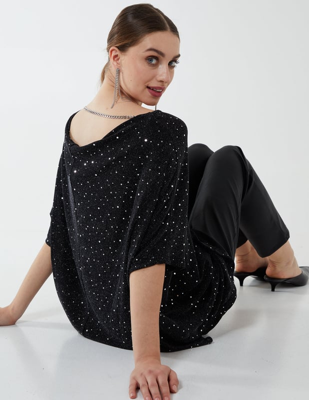 The perfect top to take you from day to night this party season! Sparkle and shine the night away in this oversized top! 87% Nylon, 5% Polyester, 5% Elastyne, 3% Metallic fibre Hand wash Round necklineShort sleeve Approx length 81 cm Unfastened