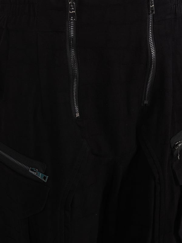 Corte sencillo

Este modelo de pantalones se caracteriza por un corte sencillo, que es perfecto tanto para atuendos casuales como para conjuntos más elegantes, aportándoles un toque de relajación y libertad.

Cierre con cremalleras logotipadas

Los pantalones cuentan con cierre de cremalleras logotipadas, que no solo proporcionan comodidad al usar, sino que también añaden un caracter único y lujoso.

Además, elástico cosido en la cintura

Además, el elástico cosido en la cintura garantiza un ajuste perfecto al cuerpo, lo que asegura comodidad durante todo el día.

Tiro medio

El tiro medio de estos pantalones es la solución ideal para quienes valoran la comodidad y versatilidad, ajustándose a diversos tipos de cuerpos y estilos.

Piernas rectas

Las piernas rectas hacen que estos pantalones sean clásicos y atemporales, ofreciendo al mismo tiempo mucha comodidad y practicidad.

Bolsillos en el frente

Los bolsillos en el frente ofrecen mucho espacio para pequeños imprescindibles, haciéndolos no solo estilosos sino también funcionales.

Dos bolsillos adicionales en las piernas

Los dos bolsillos adicionales en las piernas son la solución perfecta para aquellos que necesitan más espacio para guardar sus cosas.

Confeccionados con tela de alta calidad

Confeccionados con tela de alta calidad, estos pantalones garantizan durabilidad y confort al usar, manteniendo al mismo tiempo un aspecto elegante incluso después de muchos lavados.

Fabricados en Italia

Fabricados en Italia, estos pantalones combinan excelente artesanía y diseño único, siendo sinónimo de lujo y clase.
