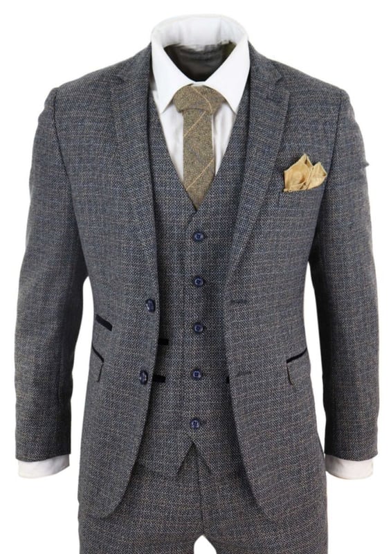 Aproveche al máximo el tweed y los cuadros con este traje de tres piezas, un diseño atemporal con un atractivo vintage y un toque práctico. Este traje, confeccionado con un tejido de tweed de una rica mezcla de lana y ribetes de terciopelo azul marino en los bolsillos, le mantendrá bien aislado y resistirá con éxito el paso del tiempo. Ideal para bodas en graneros, bailes de graduación, fiestas y mucho más.