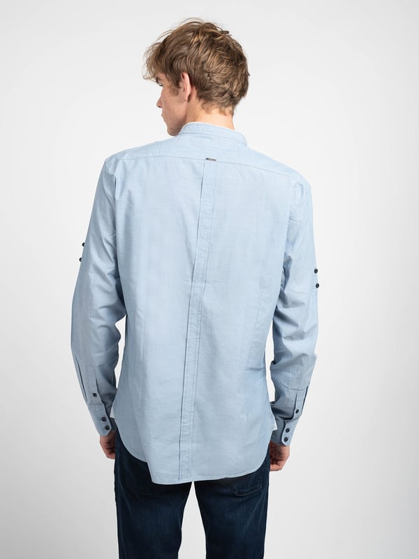 Aangepast model
Met een kraagje
Met knopen
Mouwen met omslagmogelijkheid
Manchetten met knopen
Decoratieve stiksels aan de achterkant
Afgeronde onderkant
Merkdetail op de nek
Gemaakt van hoogwaardig katoen