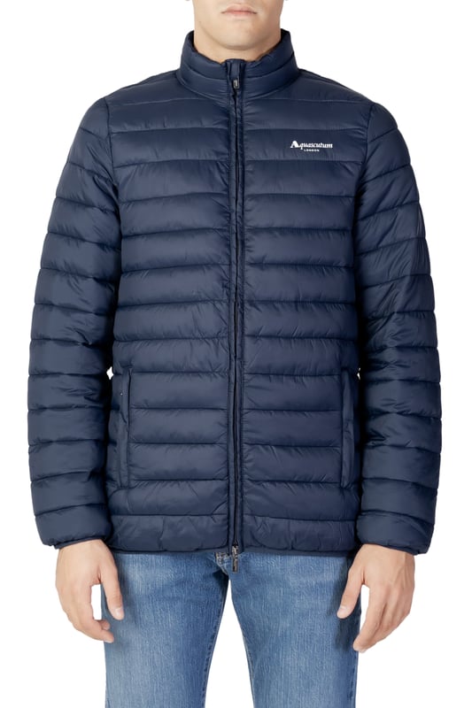 Aquascutum London Logo Marineblaue Aktive Jacke. Diese Aquascutum Navy Blue Jacke verfügt über ein Markenlogo auf der Brust. Der Stoff bietet hervorragende Wärme. Zentraler Reißverschluss, Reißverschlusstaschen, normale Passform. Markenlogo auf der Brust, wattierte Jacke. Leichter Mantel, Füllung: 100% Polyester, Futter: 100% Polyamid. Style Code: JK003 11