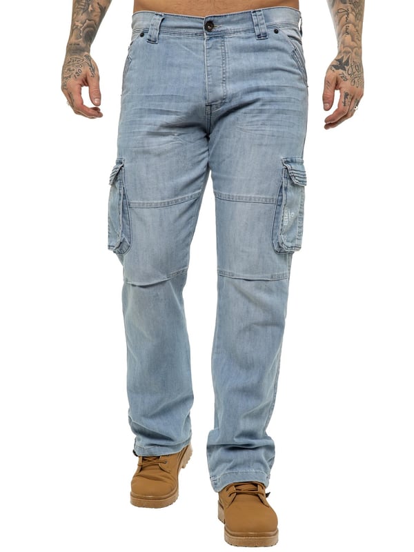 Jeans med combat fit är det perfekta valet för män med en aktiv livsstil och är praktiska och bekväma oavsett om det gäller arbetsveckan eller en hektisk helg. Denna modell med knappslå är tillverkad av slitstark, maskintvättbar denim i bomullsblandning och har gott om fickor med lock för dina verktyg och andra viktiga saker. Denna bekväma, löst skurna design ger fullständig rörelsefrihet och med ett stort storleksintervall finns det ett par som passar alla. (EZ08)