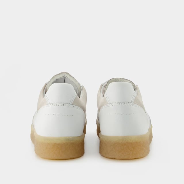 Dieses Paar weißer Sneakers von Mm6 Maison Margiela ist ein Muss für jeden Kleiderschrank. Mit den kontrastierenden beigen Aufnähern können Sie sie zu einer einfachen Jeans oder einem Minikleid tragen! Farbe: weiß - White/Silver Birch. Hauptmaterial: glattes Kalbsleder. Material Sohle: Gummi. Verschluss: Schnürsenkel auf der Oberseite. Form der Kappe: rund offen. Fällt normal aus - Sizing: Europäisch.