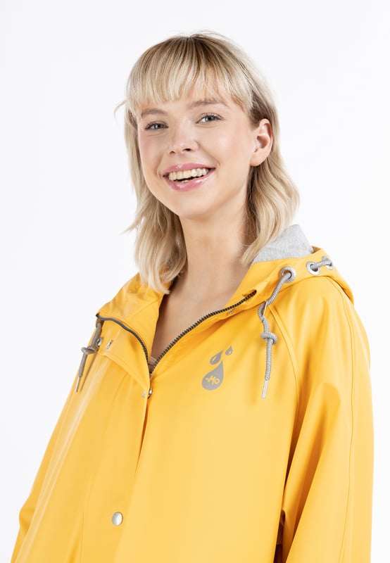 La veste de pluie de myMo est très tendance avec sa forme large de poncho. De plus, le matériau enduit est non seulement imperméable à l'eau mais aussi au vent grâce aux coutures scellées et protège ainsi parfaitement contre toutes les conditions météorologiques. La doublure intérieure est en jersey doux, ce qui rend le vêtement encore plus confortable. Une grande capuche avec des cordons de serrage et un cordon scintillant, des poignets réglables et une longueur optimale assurent également une protection durable. Des trous de circulation d'air efficaces sous les bras permettent une bonne respirabilité. Les œillets, les boutons et d'autres petits détails ont été décorés avec de beaux logos estampés très stylés.Remarque importante concernant les tailles : comme la veste a une forme oversize particulière, elle est compatible avec plusieurs tailles : taille XS/S - va jusqu'à la taille 42/44 taille M/L - va jusqu'à la taille 46/48 taille XL/XXL - va jusqu'à la taille 50/52