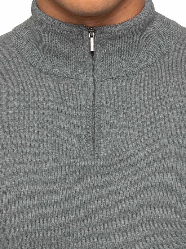 Das Enzo Milano Herren Strick-Halbreißverschluss-Sweatshirt verfügt über ein stylisches Design mit Trichterkragen, das klassische Strickmode mit einem modernen Touch verbindet. Hergestellt aus weichem, hochwertigem Strickstoff, bietet dieses Sweatshirt sowohl Komfort als auch Wärme. Der Halbreißverschluss ermöglicht eine verstellbare Belüftung und ein einfaches An- und Ausziehen, während der Trichterkragen zusätzliche Abdeckung und eine elegante, moderne Silhouette verleiht. Gerippte Bündchen und Saum sorgen für eine eng anliegende Passform, die den raffinierten Look ergänzt. Eine kleine Enzo Milano Logo-Plakette befindet sich in der Nähe des Saums. Dieses Strickstück vereint mühelos Stil und Praktikabilität und eignet sich perfekt für legere oder semi-formelle Anlässe.