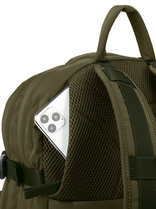 Unisex rugzak met ritssluiting. één met ritssluiting en twee open binnenzakken. twee ritssluitingen aan de voorkant en twee open zijritsen met externe zakken. ontbrekende schouderband.  Handvat van gerecycled polyethyleentereftalaat. twee binnenvakken.  extern materiaal.  Binnenkant van gerecycled polyethyleentereftalaat. Afmetingen: 30x42,5x17,5 cm. Modeproduct