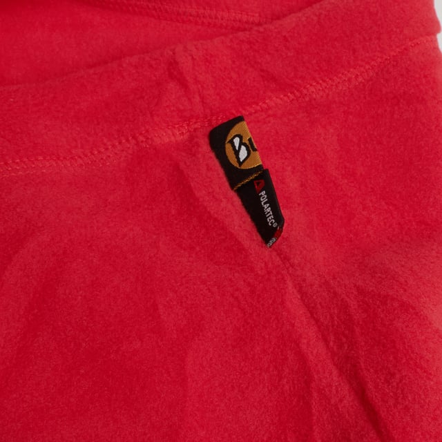 Buff Polar Pant wurde ausschließlich entwickelt, um Wärme und Schutz bei kaltem Wetter zu bieten, mit Schwerpunkt auf Komfort und Funktionalität für Outdoor-Aktivitäten.

 Hauptmerkmale:

 - Komplett aus weichem Polarstoff gefertigt, ideal zum Warmhalten.
 -Unisex.
 - Elastischer Halstuch.
 - Verstärkte Rohrleitungen, die Haltbarkeit gewährleisten.
 -Rohrförmiges Design zur Verwendung als Halsmanschette, das eine bequeme und praktische Passform bietet.
 - Einheitsgröße.
 - Für Erwachsene konzipiert.
 - Ideal zum Tragen das ganze Jahr über.
 - Erhältlich in einer Vielzahl von Farben mit dem Buff-Logo, das die Qualität der Marke hervorhebt.

 Ein einfaches, aber funktionelles Kleidungsstück, ideal für alle, die eine praktische und warme Lösung in kalten Klimazonen suchen.
 Maßnahmen: 23,5 x 23,5 cm
 Komposition: 100 % Polyester
 Pflege:
- Maschinenwäsche max. bei 40 °C.
 - Vermeiden Sie die Verwendung von Weichspülern.
 - Verwenden Sie kein Bleichmittel.
 - Benutzen Sie keinen Trockner.
 - Kein Bügeln.