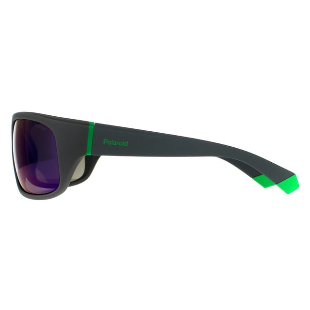 Gafas de sol Polaroid Wrap para hombre en gris verde con lentes espejados polarizados. Las Polaroid son un estilo deportivo envolvente con patas gruesas y lentes polarizados grandes para una protección ideal. La montura de plástico liviana está terminada con la marca Polaroid en las patas.
