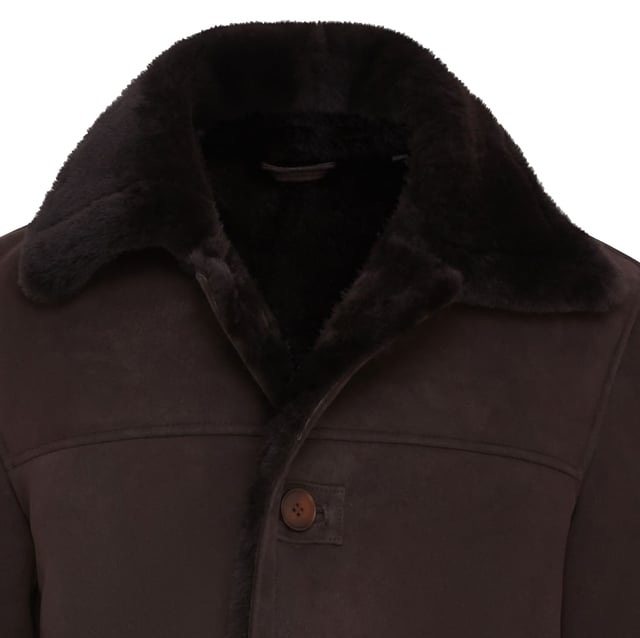 Bleiben Sie warm und stilvoll mit unserem dunkelbraunen Lammfellmantel für Herren. Dieser fachmännisch aus 100 % echtem Schaffell gefertigte Mantel verfügt über ein reichhaltiges Wildlederfinish gepaart mit einer plüschigen Lammfell-Innenseite für unvergleichliche Wärme und Eleganz. 100 % echtes Schaffell für lang anhaltenden Komfort und Qualität Weiches Wildlederfinish in dunkelbraunem Ton für einen zeitlosen Reiz Klassischer Knopfverschluss vorne für eine sichere und elegante Passform Reverskragen mit Lammfellbesatz für zusätzlichen Luxus und Wärme Zwei praktische aufgesetzte Taschen für Funktionalität und Stil Perfekt für den Alltag und formelle Anlässe bei kälterem Wetter Dieses vielseitige Stück ist ein Muss für Ihre Wintergarderobe und verbindet Funktionalität mit raffinierter Ästhetik.