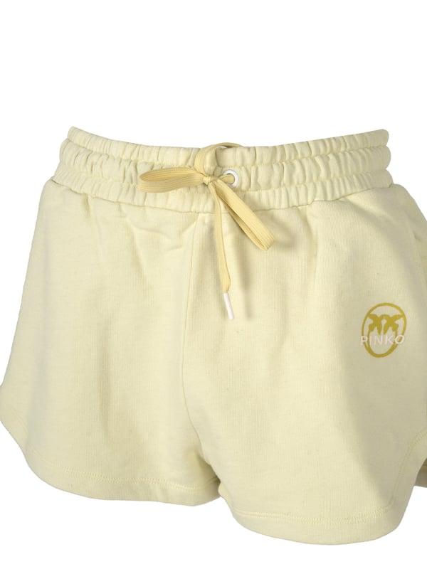 Los pantalones cortos de chándal son la elección perfecta para cualquier ocasión, combinando comodidad con un estilo de moda, lo que te permite disfrutar de la libertad de movimiento y comodidad durante todo el día.

Con una banda elástica en la cintura, garantizan un ajuste perfecto al cuerpo, lo que significa que no tienes que preocuparte por que se deslicen o por la incomodidad durante el uso, incluso durante actividades físicas intensas.

En la pierna izquierda, el nombre de la marca y el logo corporativo agregan un carácter único a los pantalones cortos, subrayando su autenticidad y diseño moderno, que seguramente atraerá atención.

Con dos bolsillos insertados, ofrecen un lugar práctico para almacenar pequeños objetos, como llaves o teléfonos, lo que hace que estos pantalones cortos no solo sean estilosos, sino también funcionales.

Fabricados con tela de alta calidad, que es suave y transpirable, proporcionan una excelente circulación de aire y durabilidad, lo que significa que los pantalones cortos te servirán durante mucho tiempo, manteniendo su perfecta apariencia.