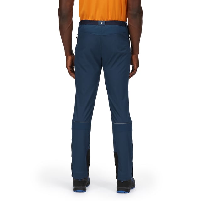 90% Polyamid, 10% Elasthan. Gewebe: Stretch. Design: Kontrast, Logo. Verschluss: Knopf, Pull-On, Reißverschluss. Knievorformung, Gürtelschlaufen, Greiferband, Stretch-Einsätze. Gewebe-Technologie: Strapazierfähig, Isoflex, Spritzwasserdicht, Wasserabweisend. Taschen: 2 Seitentaschen, Reißverschluss, seitliche Beintasche. Taille: Teilweise elastisch.