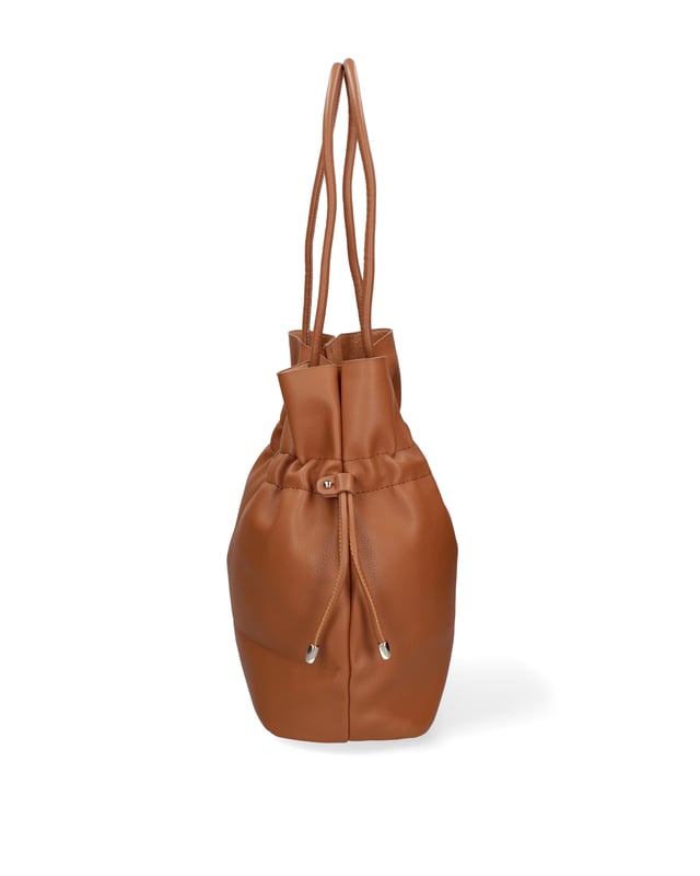 Bolso bandolera para mujer. El cierre es con cremallera. Los bolsillos internos son uno con cremallera y dos abiertos. Los bolsillos externos están ausentes. Falta la correa para el hombro. El mango está fabricado en resina. Hay un compartimento interno. El material exterior es PVC. Internamente está forrado en poliéster. Medidas: 30x33x14 cm. Producto de moda