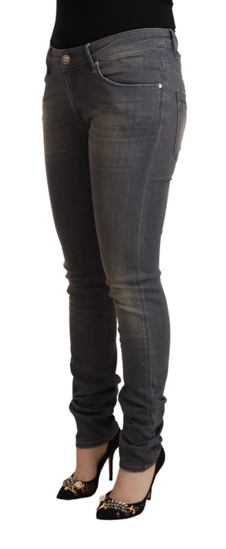 Jeans auténticos ACHT de corte slim fit y tiro bajo  
Confeccionados en 100% algodón  
Color gris oscuro lavado  
Corte slim fit  
Estilo denim skinny de tiro bajo  
Cierre con cremallera y botón  
Detalles con logo  
Material: Algodón
