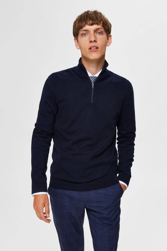 Denna skippertröja för män från SELECTED HOMME är tillverkad i bomull. Modellen har en uppstående krage och långa ärmar. Jumpern har dragkedja.Detaljer om denna jumper:stilnamn: SLHBERGfinstickad