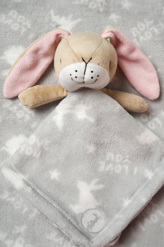This adorable Guess How Much I Love You comforter makes the perfect gift for the little one in your life. Features a cuddly comforter with an all-over print and a cuddly bunny toy. Machine washable to ensure easy care.