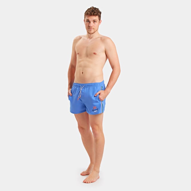Münchener Boxer-Badeanzug.
 Farbe blau
 Elastische Taille, verstellbar durch Schnürsenkel.
 Zwei offene Taschen mit Netzfutter an den Seiten.
 Aufnäher mit dem Markennamen auf der unteren Seite.
 Tasche mit Klappe und Klettverschluss auf der Rückseite.
 Innentasche auf der Vorderseite.
 Innenfutter aus Mesh.
 Nähte in Ton gehalten.

 Zusammenstellung: 100% Polyester

 Waschanleitung:
 -Handwäsche
 Zusammenstellung: 100% Polyester
 Pflege:
Waschanleitung:
 -Handwäsche