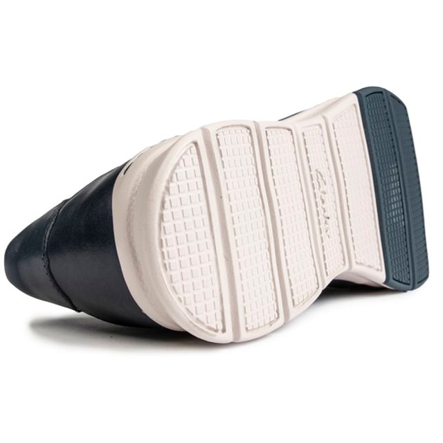 Clarks nimmt eine klassische Silhouette und aktualisiert sie mit einem modernen Kick. Der Tynamo Herrenschuh verfügt über ein weiches, blaues Obermaterial aus Leder und schlanke Details für einen sauberen Look. Seine leichte Laufsohle und die gepolsterte Innensohle sorgen für ganztägigen Komfort.